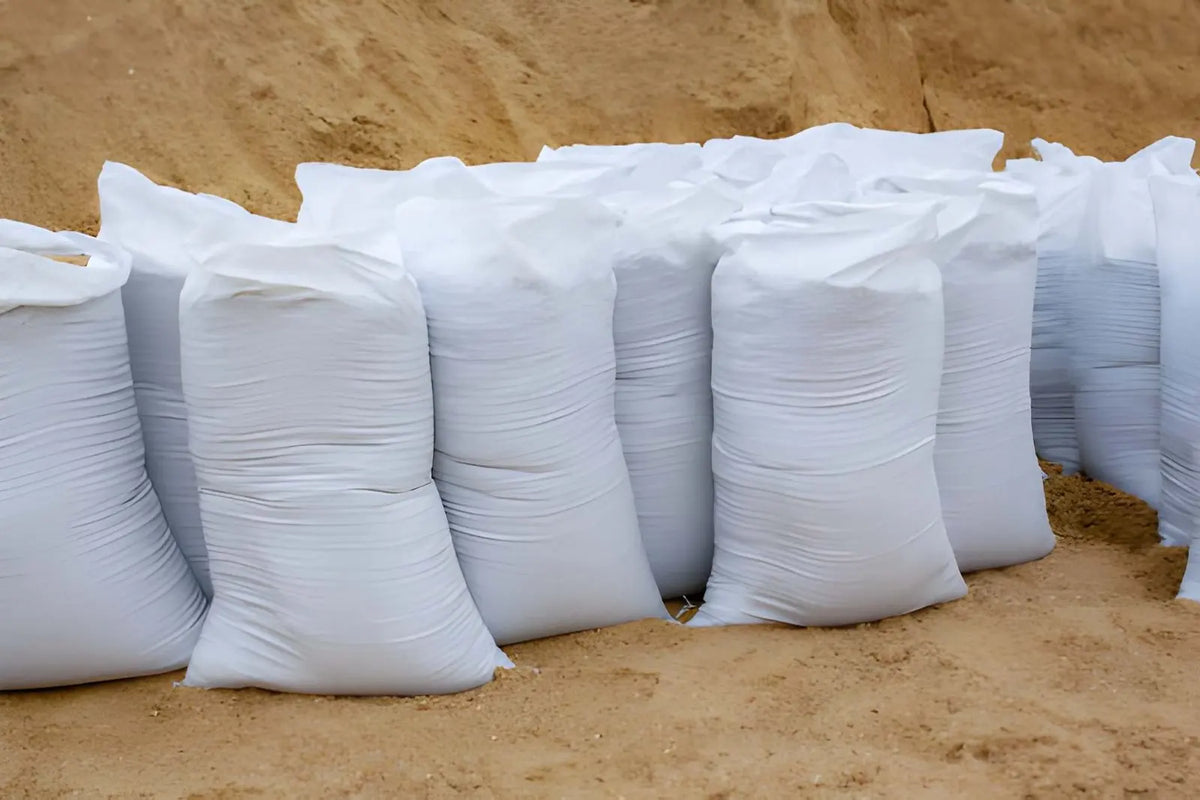 100 X Woven Rubble Sacks, Reusable White Woven Plastic Bags, Polypropylene Builder Bag 33 Inch X 22 Inch (85 cm X 55 cm)