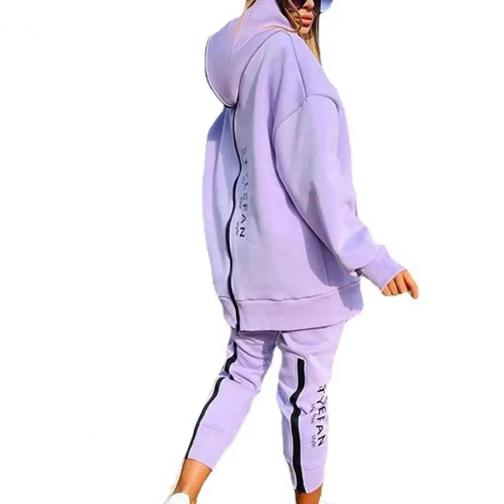 Completo donna con felpa a cappuccio e pantaloni