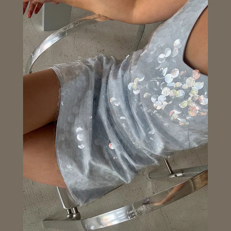 Abito lungo con paillettes, spalline sottili e scollo a V