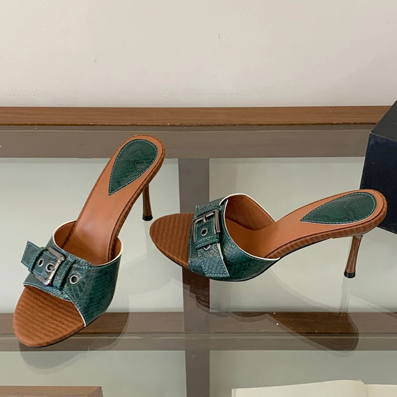 Mules donna Liyke con grande fibbia e tacco sottile