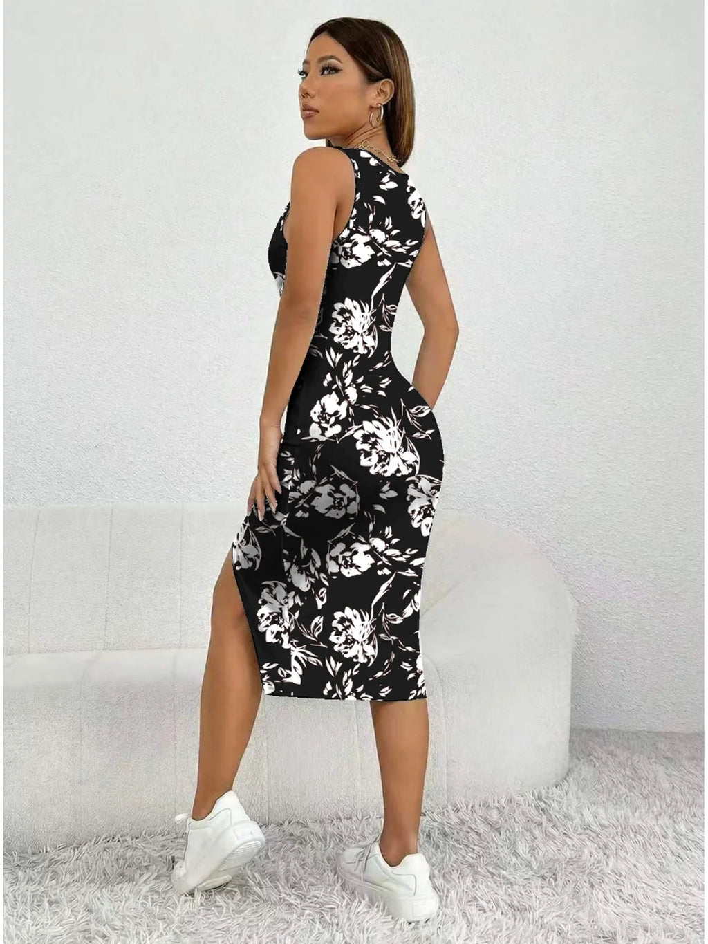 Women's sleeveless dress with square neckline