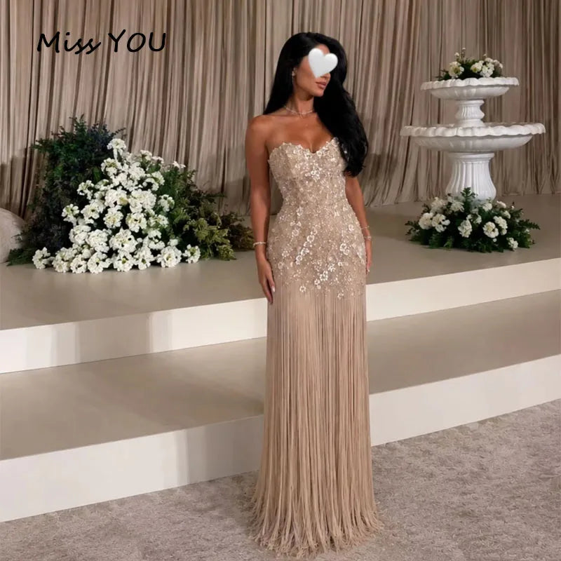 Langes Festkleid mit Herzausschnitt und Paillettenverzierung