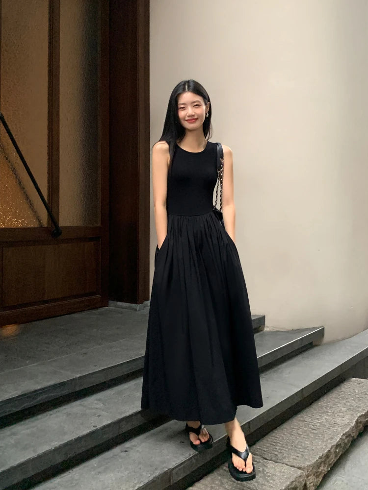 Langes ärmelloses schwarzes Damenkleid mit Taschen