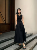 Langes ärmelloses schwarzes Damenkleid mit Taschen