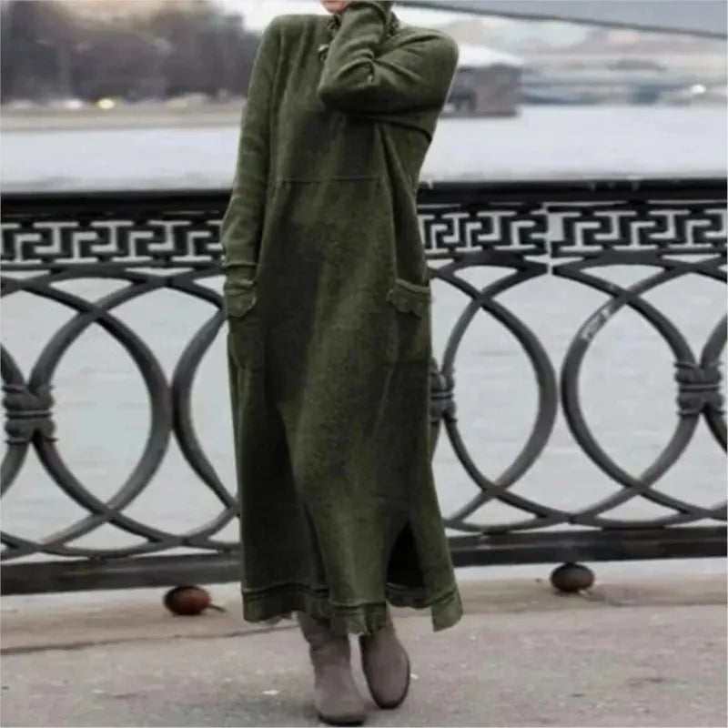 Langes Kleid mit Kapuze und Taschen