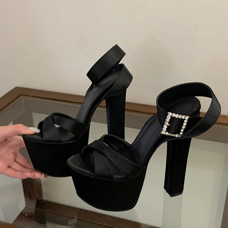 Sandali donna Liyke neri con plateau e fibbia luminosa