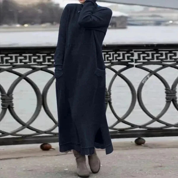 Langes Kleid mit Kapuze und Taschen