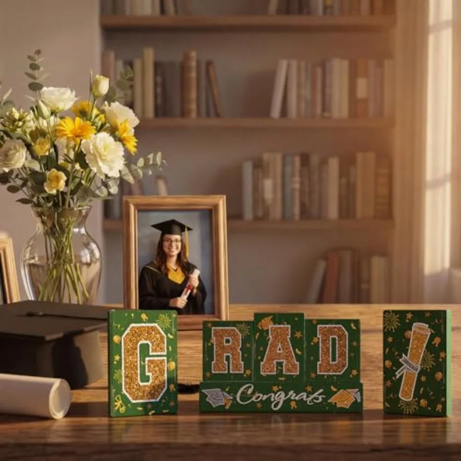 Tischdekoration-Set für die Abschlussfeier: Holzklötze in Grün und Gold, glitzernde Buchstabenklötze mit „Congrats“-Banner und Krawatten-Tr