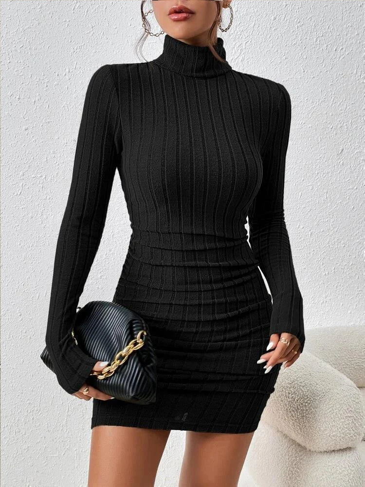 Mini abito aderente in maglia con collo alto e maniche lunghe