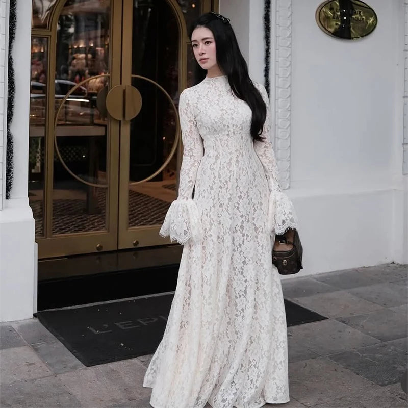 Weißes Maxikleid aus Polyester mit hohem Kragen und ausgestellten Ärmeln