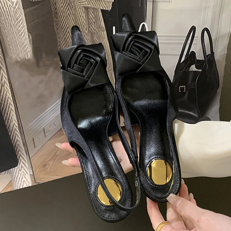 Slingback donna Liyke a punta con fiore geometrico in raso