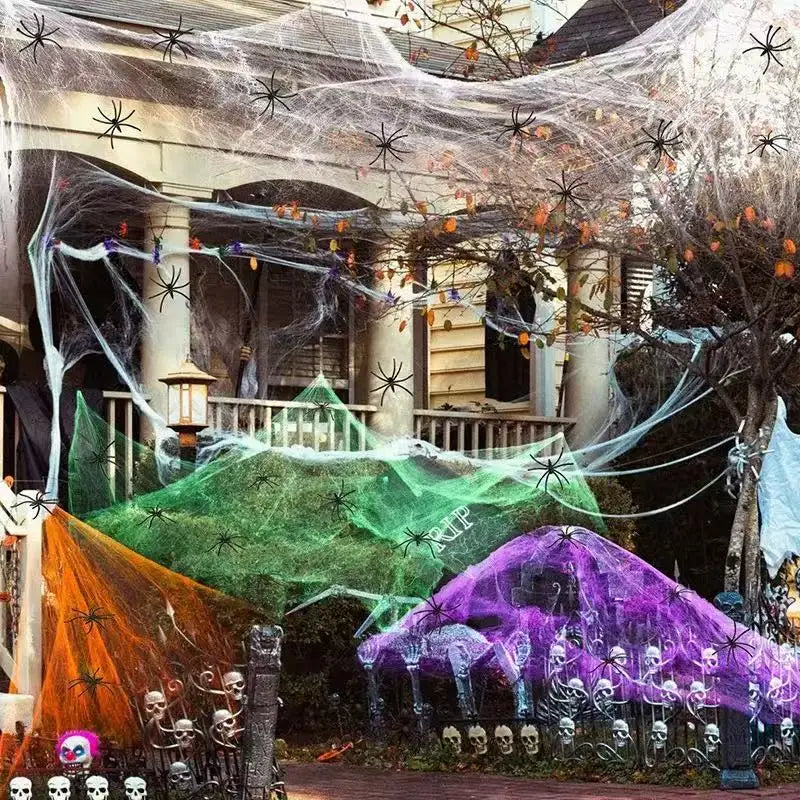 Dekorative Halloween-Spinnweben mit Spinnen
