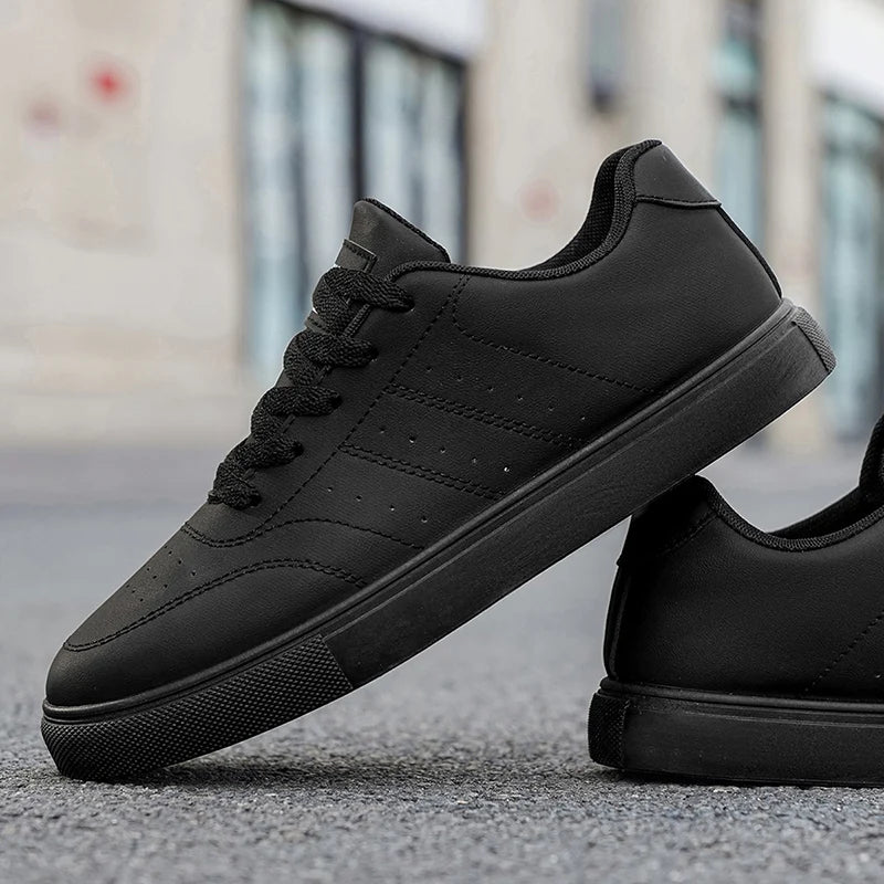Chaussures de skate classiques en cuir pour homme, à lacets, plates et décontractées, antidérapantes, pour la marche au quotidien, noir et blanc, 2 coloris