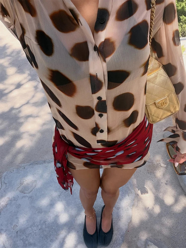 Abito corto da donna con stampa leopardata e colletto
