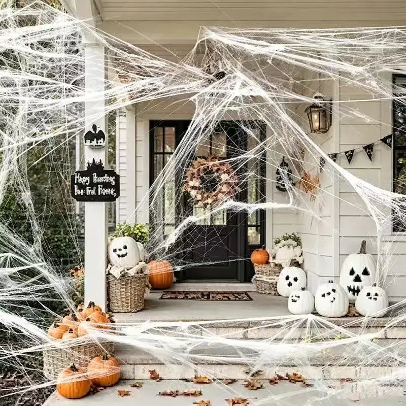 Dekorative Halloween-Spinnweben mit Spinnen
