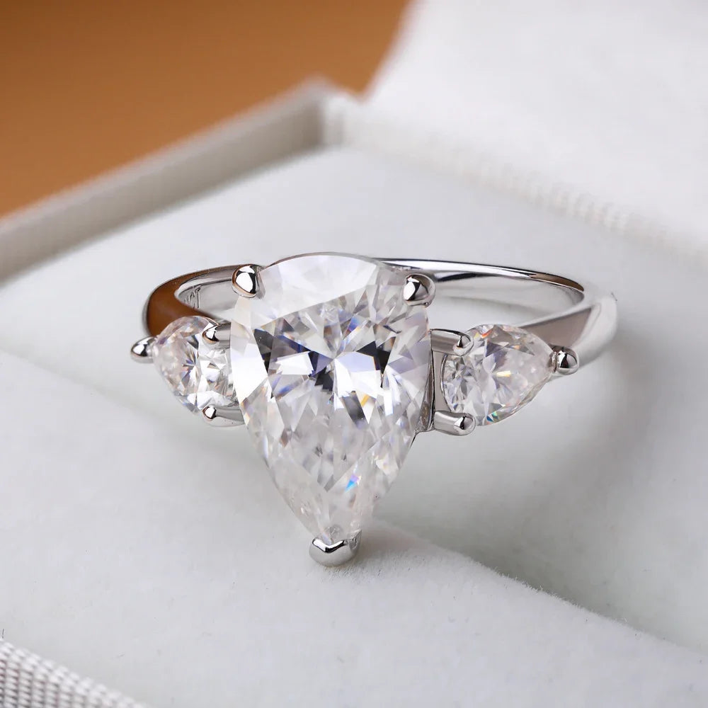 Anello a goccia in argento 925 con moissanite