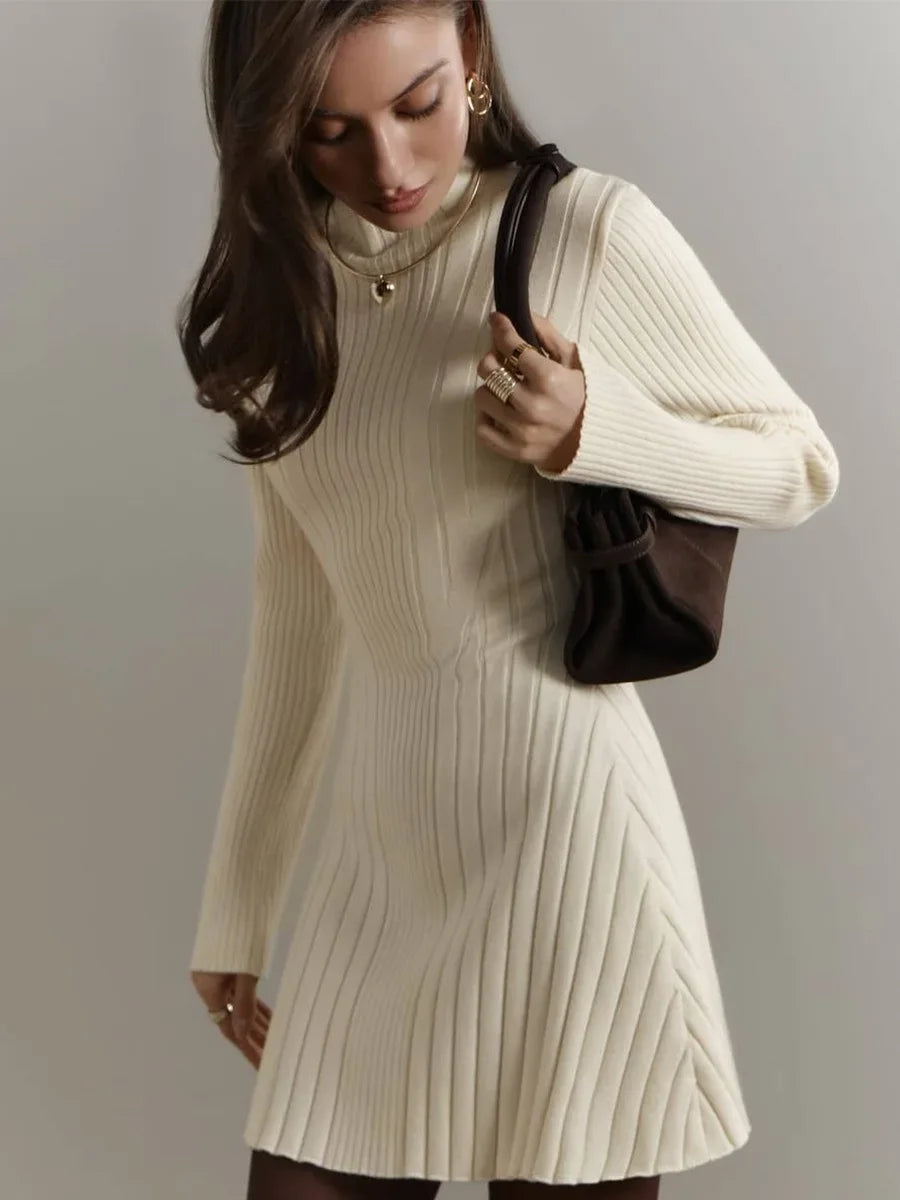 Mini abito in maglia da donna a collo alto e maniche lunghe