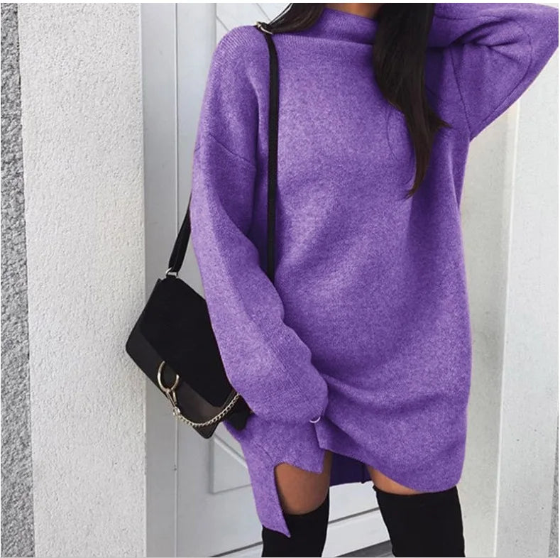 Abito in maglia da donna a collo alto con spacco