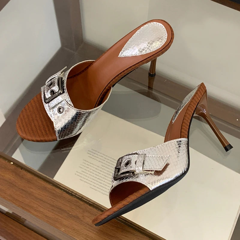 Mules donna Liyke con grande fibbia e tacco sottile