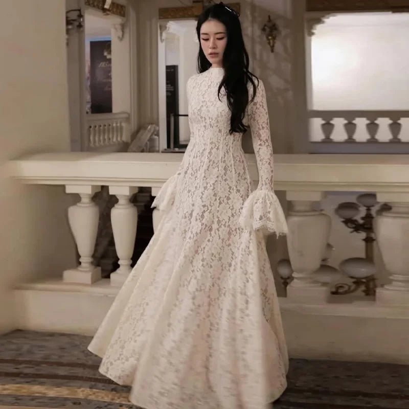 Weißes Maxikleid aus Polyester mit hohem Kragen und ausgestellten Ärmeln