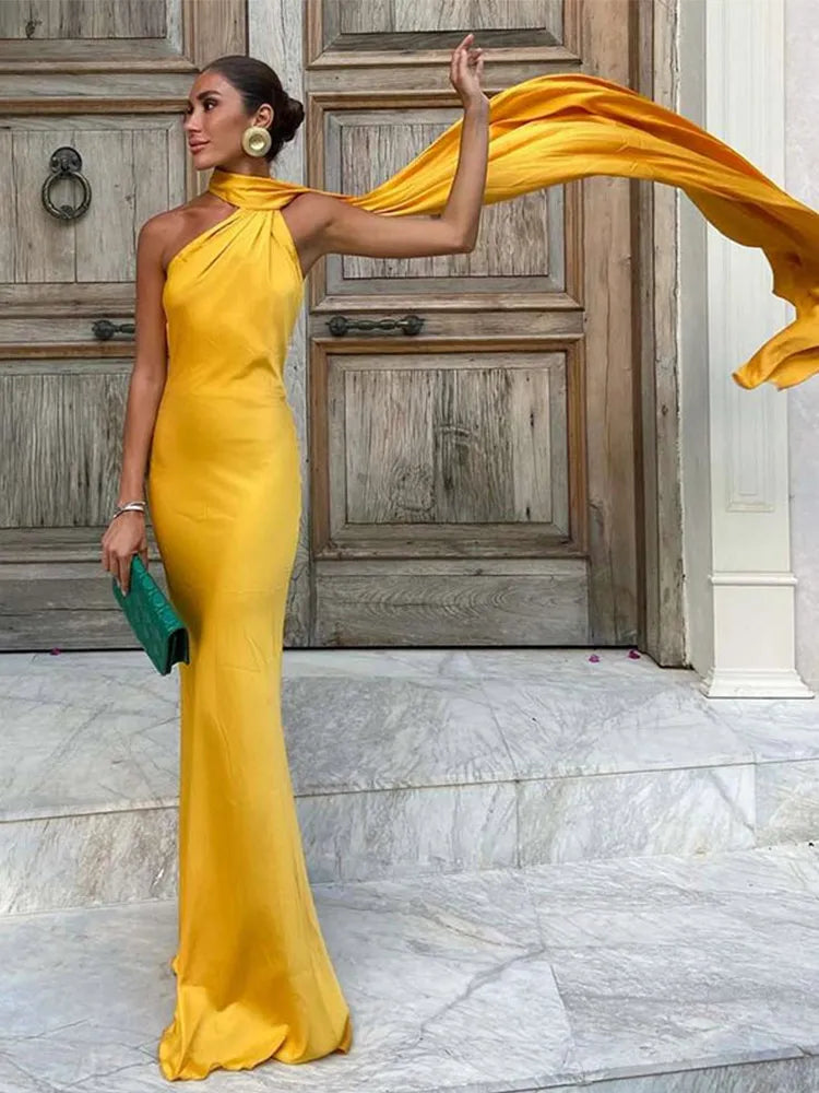 Abito lungo donna con scollo halter e schiena scoperta — immagine 1