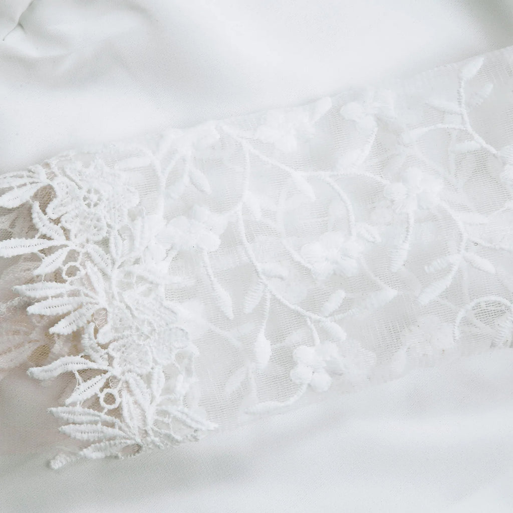 Abito da sposa in pizzo con scollo rotondo