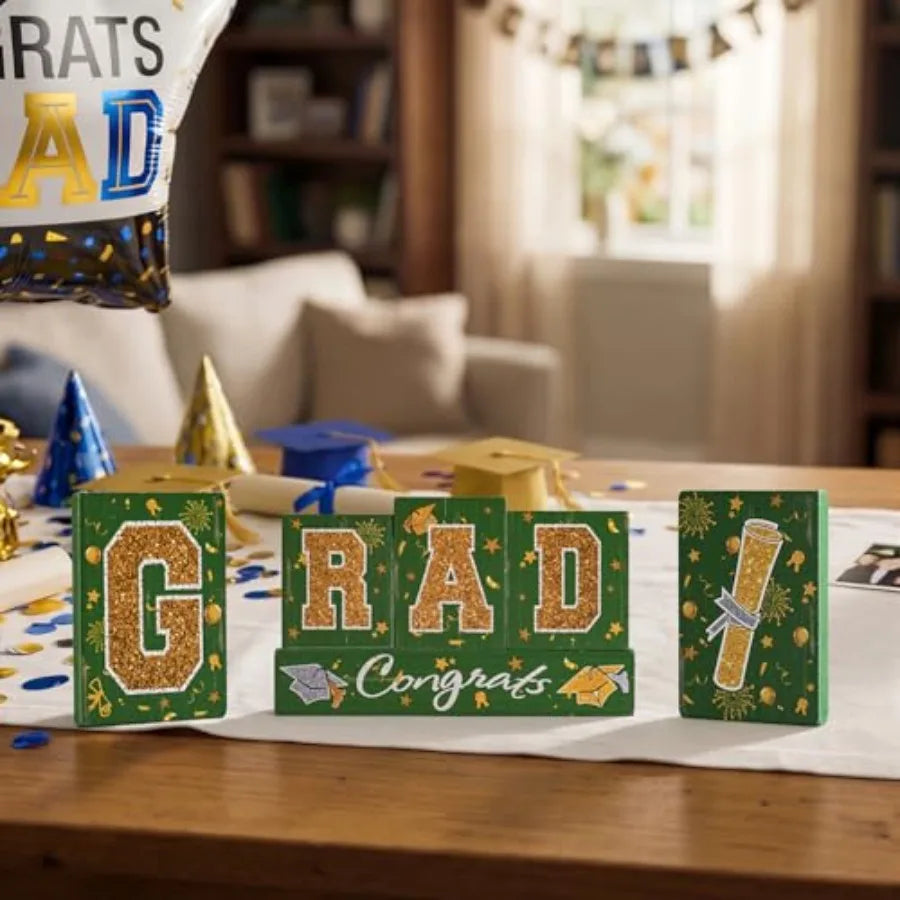 Tischdekoration-Set für die Abschlussfeier: Holzklötze in Grün und Gold, glitzernde Buchstabenklötze mit „Congrats“-Banner und Krawatten-Tr