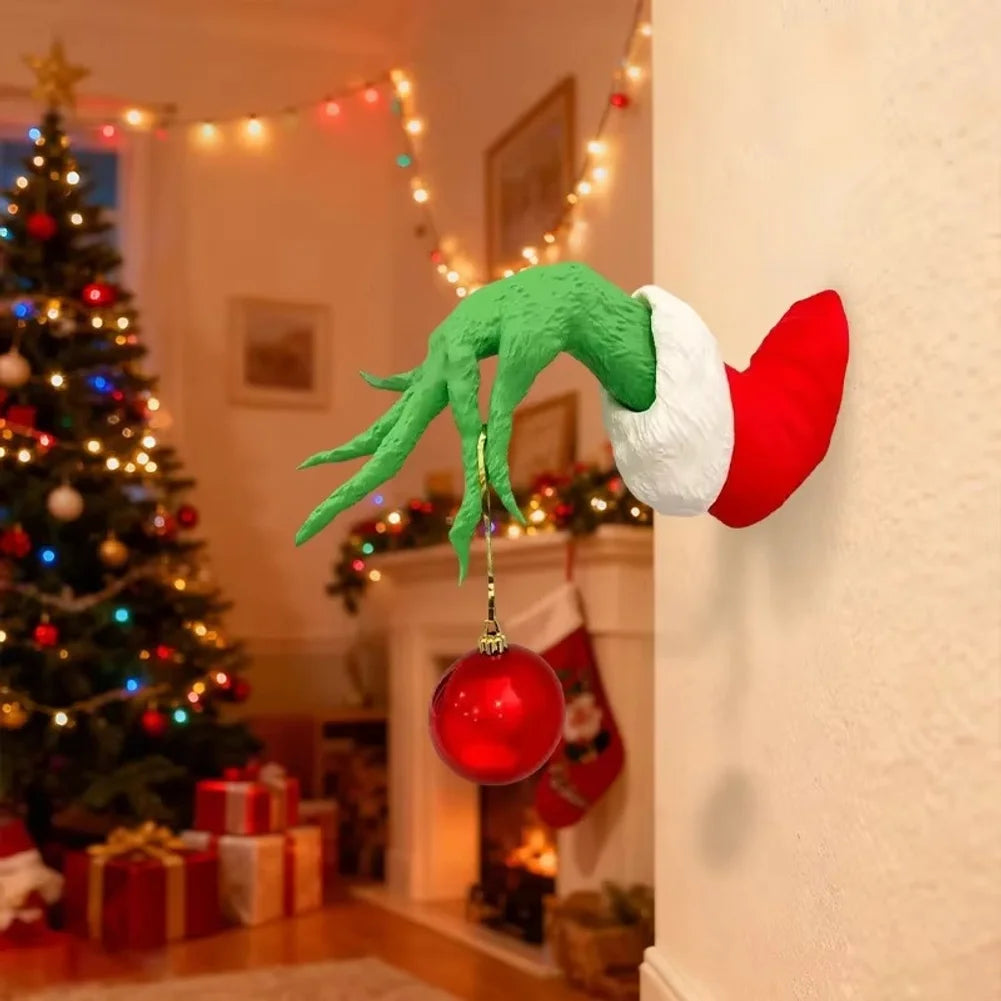 El árbol de Navidad de hadas está decorado con marionetas de monstruos de peluche verde con brazos y árboles de Navidad de hadas para decorar la fiesta.