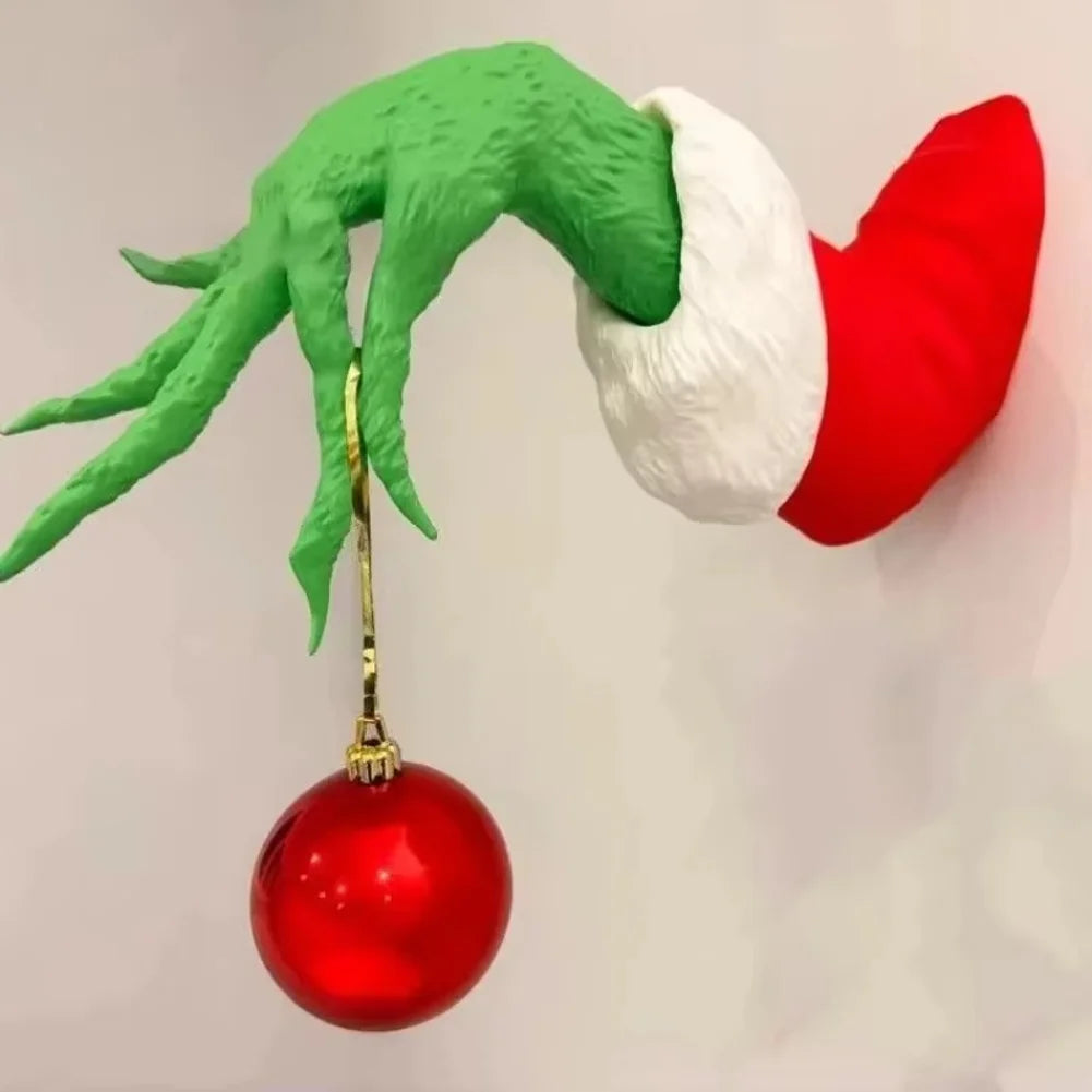 El árbol de Navidad de hadas está decorado con marionetas de monstruos de peluche verde con brazos y árboles de Navidad de hadas para decorar la fiesta.