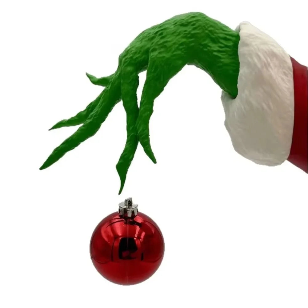 El árbol de Navidad de hadas está decorado con marionetas de monstruos de peluche verde con brazos y árboles de Navidad de hadas para decorar la fiesta.