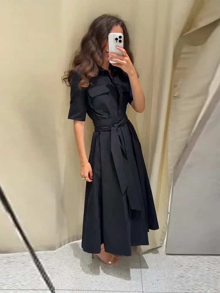 Langes Damenkleid mit Reverskragen und Frontbindung