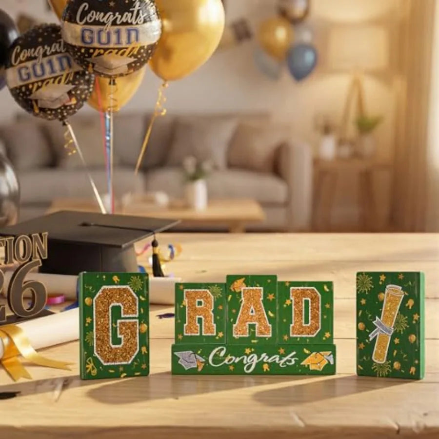 Tischdekoration-Set für die Abschlussfeier: Holzklötze in Grün und Gold, glitzernde Buchstabenklötze mit „Congrats“-Banner und Krawatten-Tr