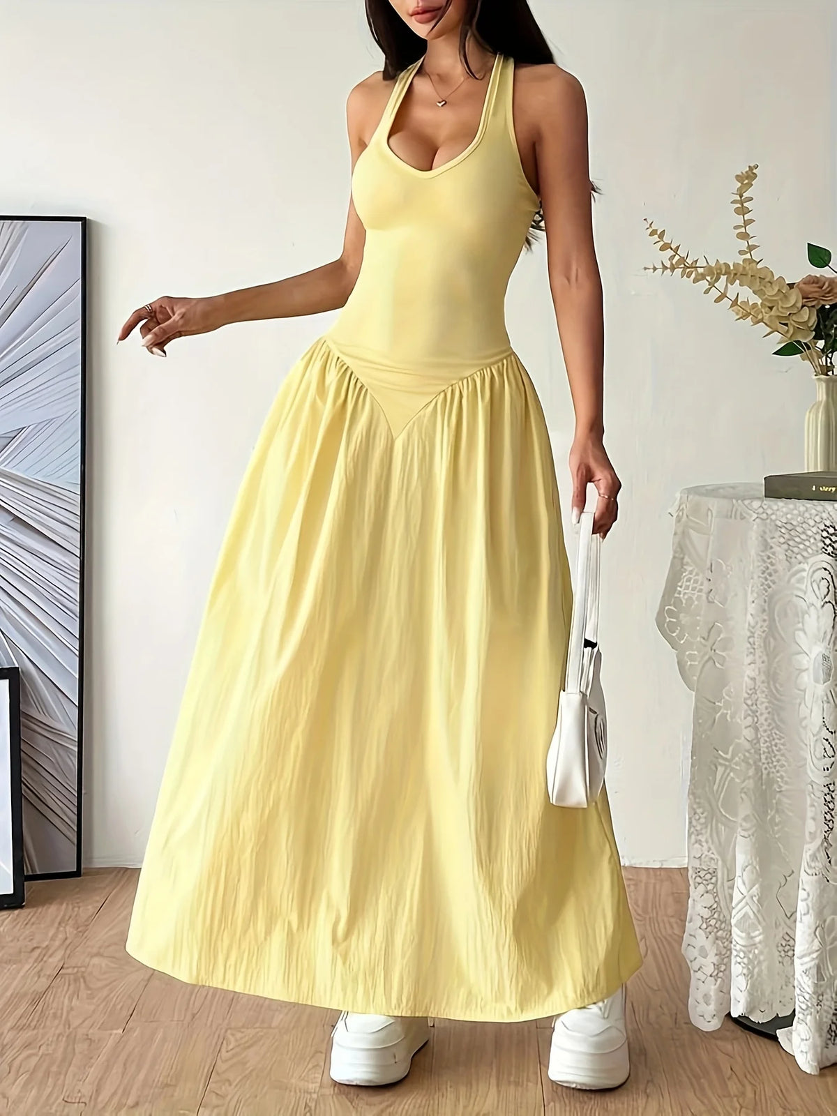 Abito lungo giallo da donna con scollo all’americana e schiena scoperta