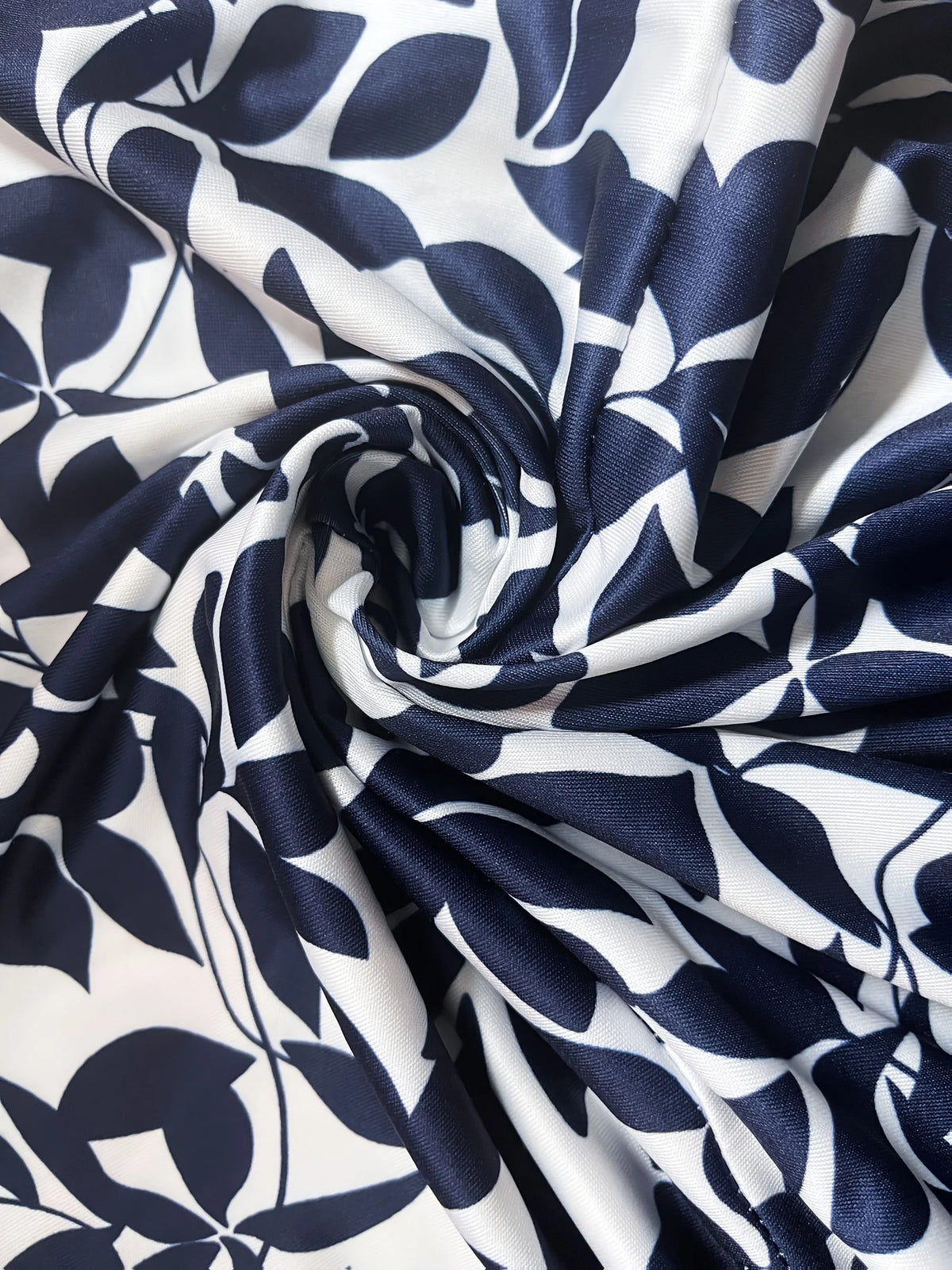 Abito blu da donna con stampa a foglie e scollo a V