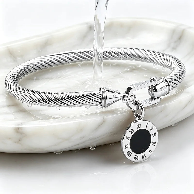 316L Edelstahl Gedrehte Kabelarmreif Römische Ziffern Anhänger Rundes Charm-Armband Wasserfest Hypoallergen Farbbeständig Damenschmuck
