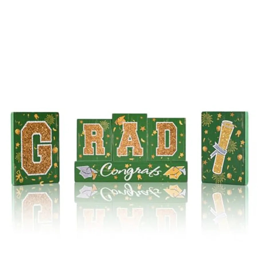 Tischdekoration-Set für die Abschlussfeier: Holzklötze in Grün und Gold, glitzernde Buchstabenklötze mit „Congrats“-Banner und Krawatten-Tr