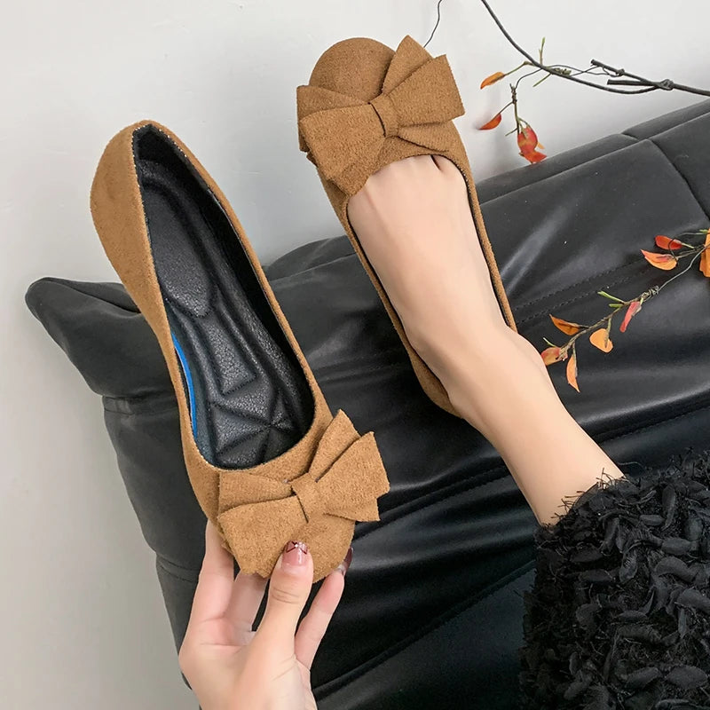 Damen Ballerinas mit großer Schleife, weiches Wildleder, runde Kappe