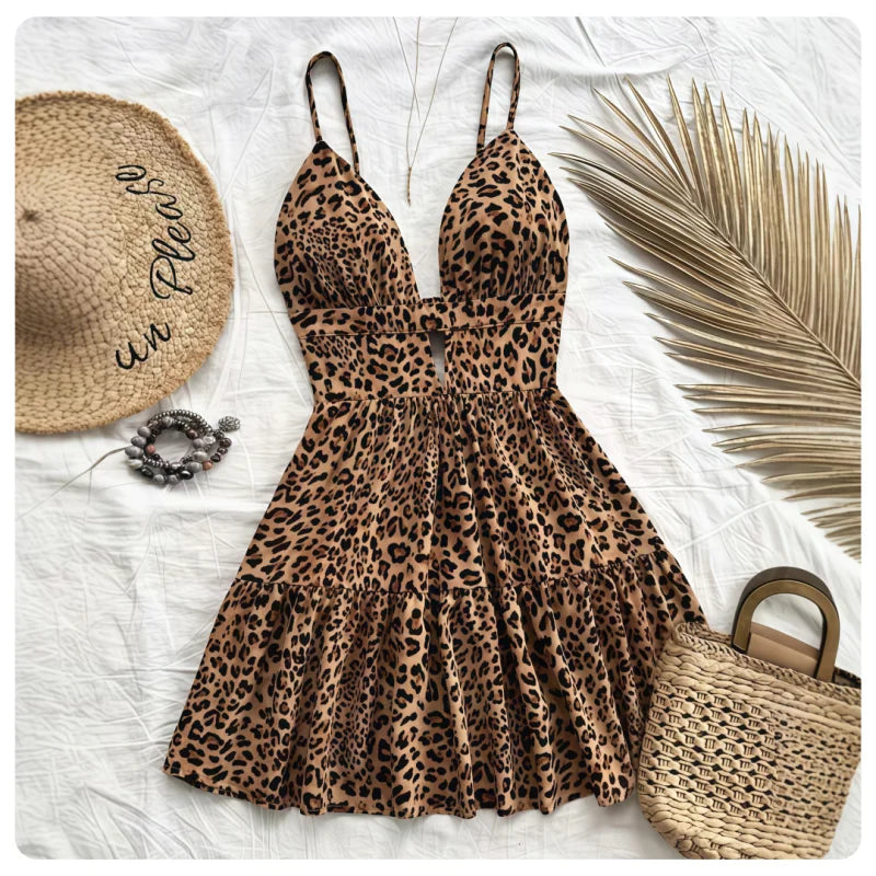Abito corto da donna con stampa leopardata e scollo a V