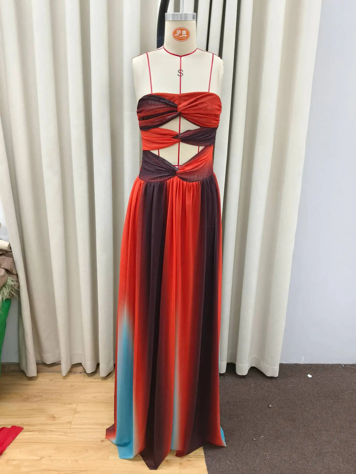 Langes Damen-Bandkleid mit ausgestellter Silhouette