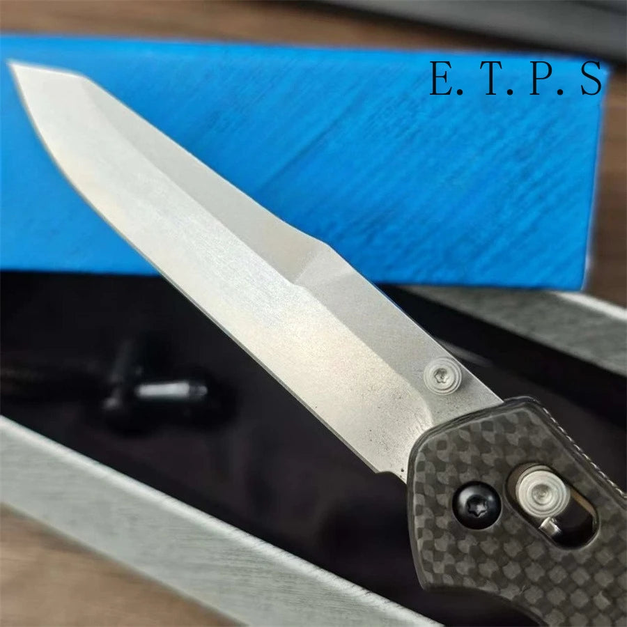 Coltello pieghevole con manico in fibra di carbonio