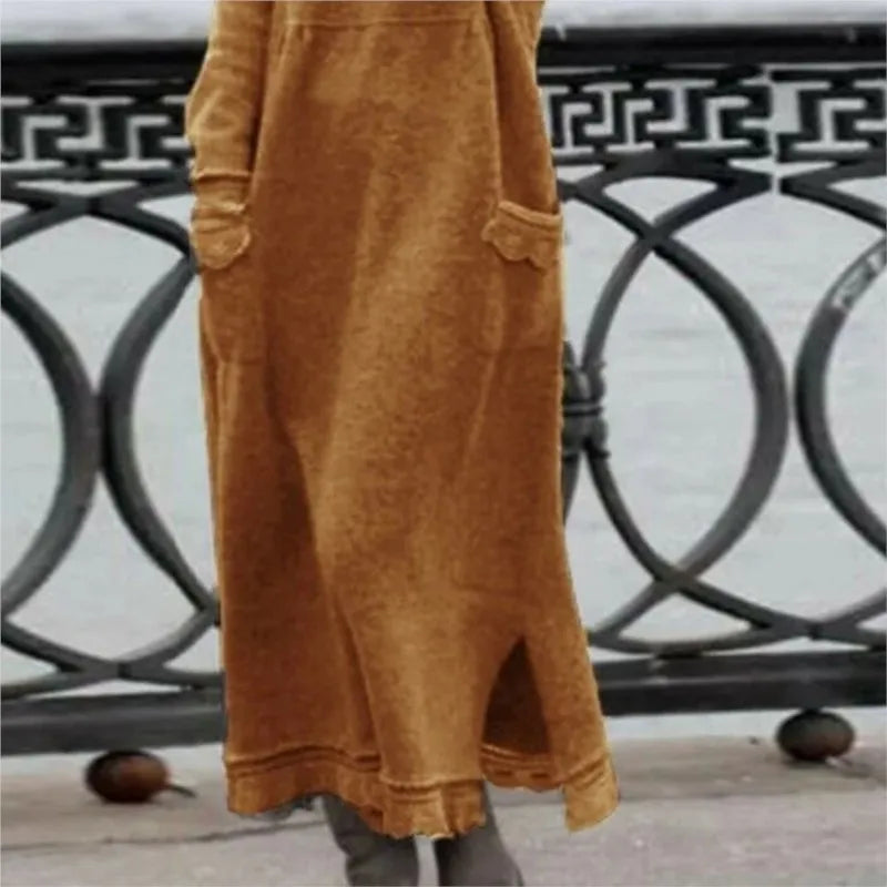 Langes Kleid mit Kapuze und Taschen