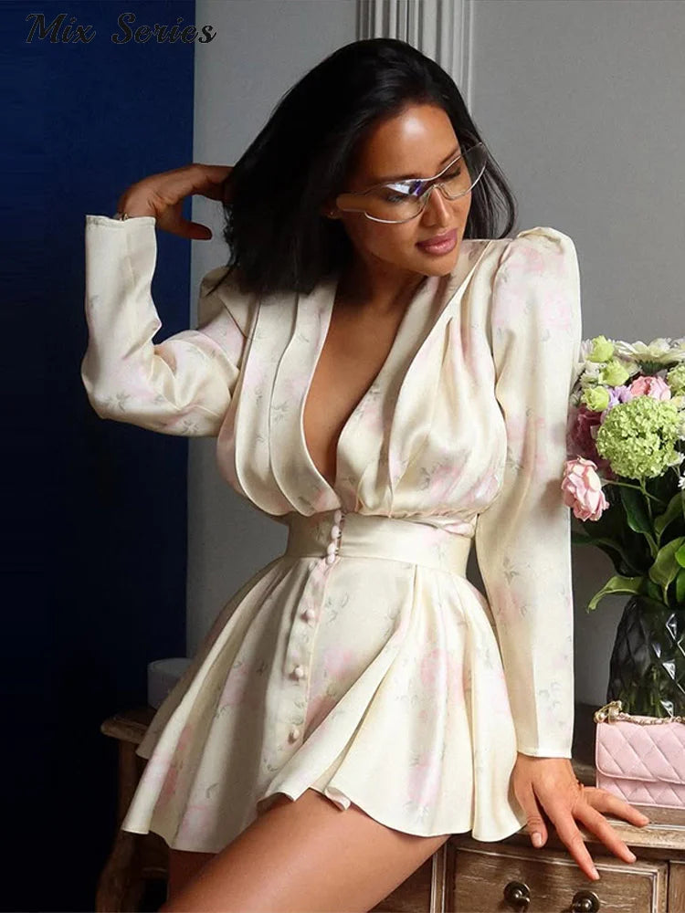Plisseekleid mit V-Ausschnitt und betonter Taille