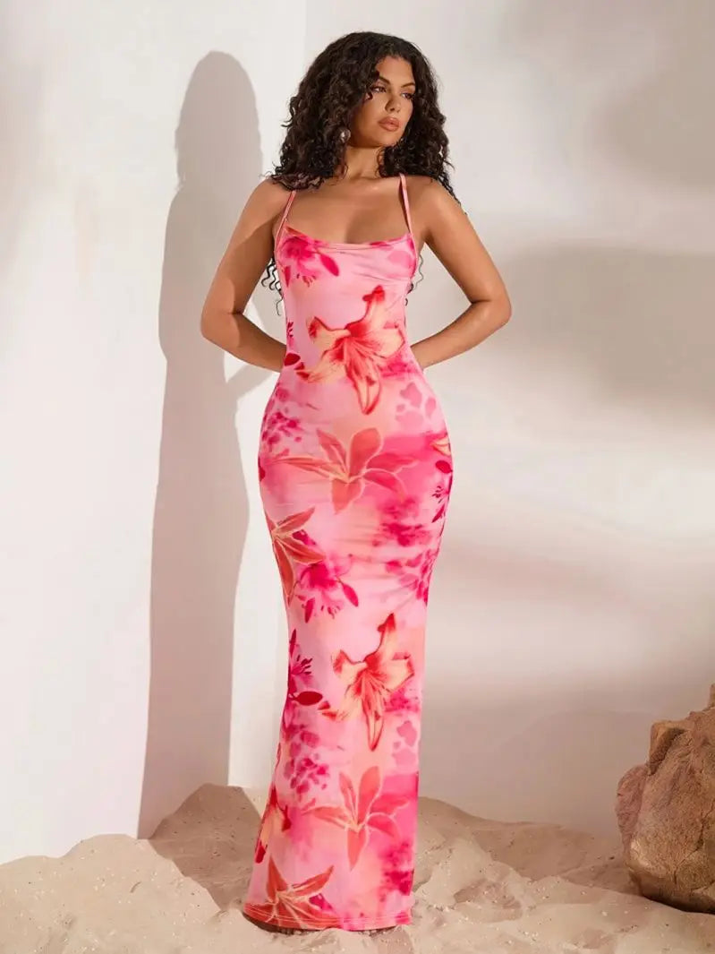 Langes rotes Damenkleid mit Blumenmuster und schmalen Trägern