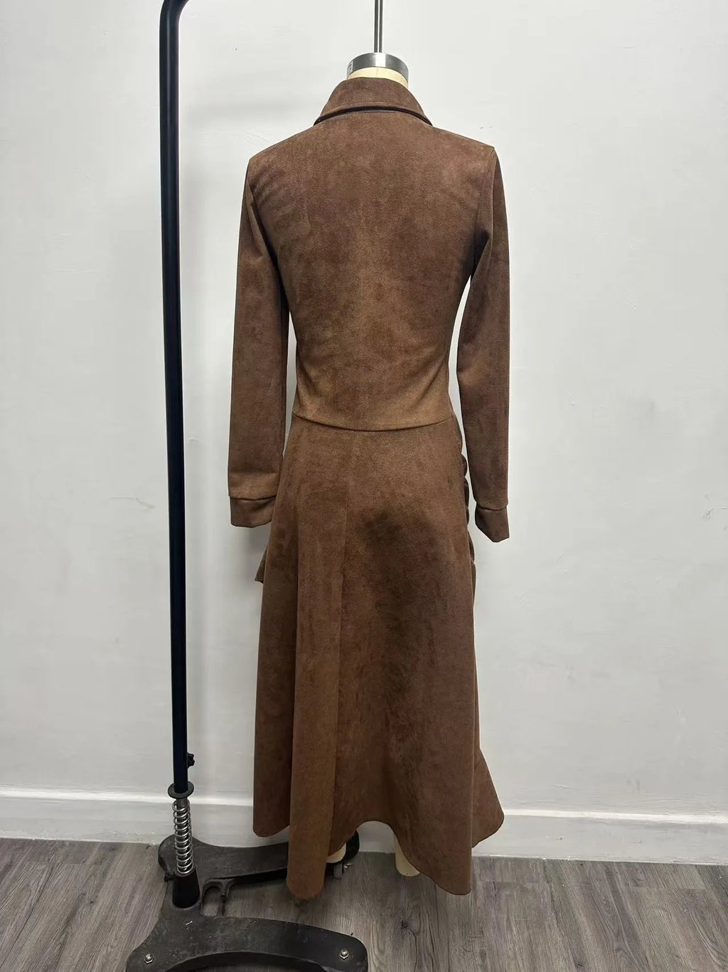 Women's long dress with lapel collar and long sleeves