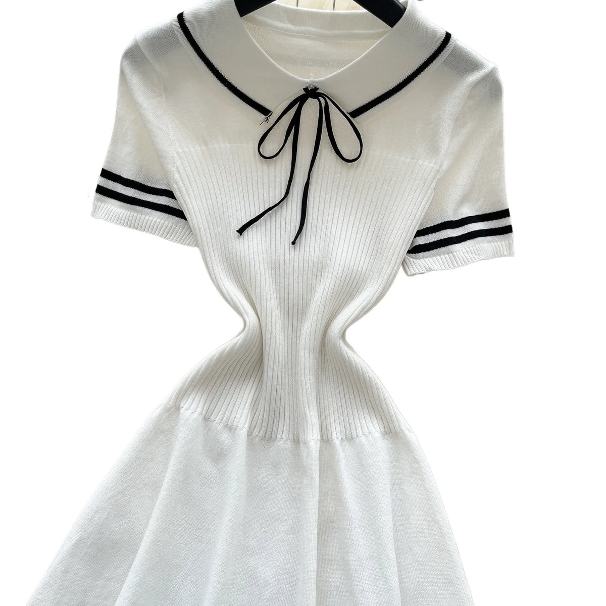 Mini abito da donna a righe con colletto e fiocco