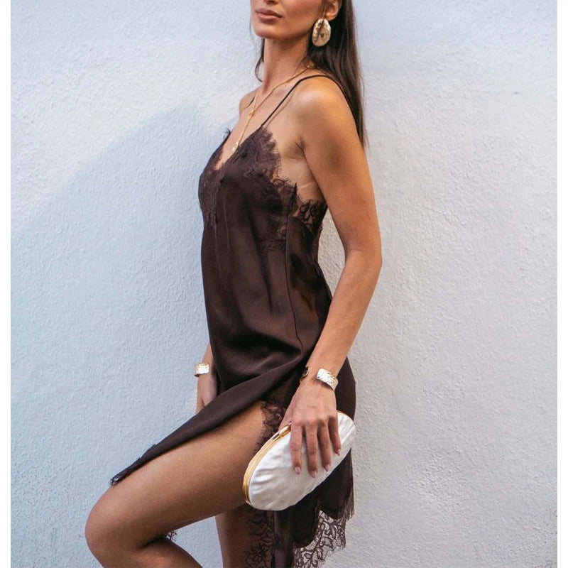Abito corto da donna con spalline sottili e scollo a V