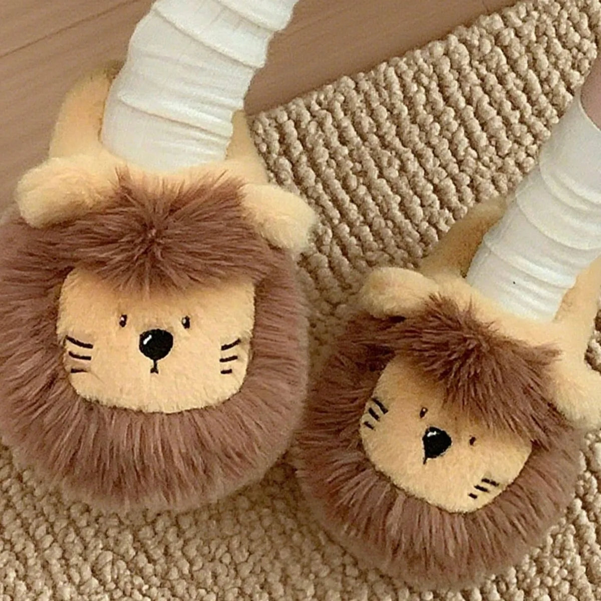 Chaussons d’intérieur pour femme en fourrure, décontractés et mignons, motif lion 3D, jaune et kaki, pour l’hiver, antidérapants, chauds, doux et confortables pour la maison