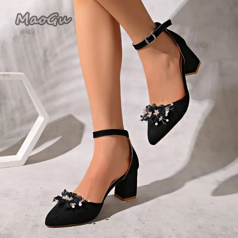 Elegante schwarze Pumps mit Blockabsatz, florale Spitze mit Strass, spitz zulaufende Damensandalen, Größe 35-43, trendige Absatzschuhe für Damen