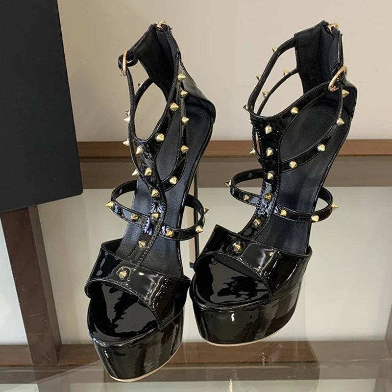 Sandali donna Liyke con plateau e cinturini borchiati