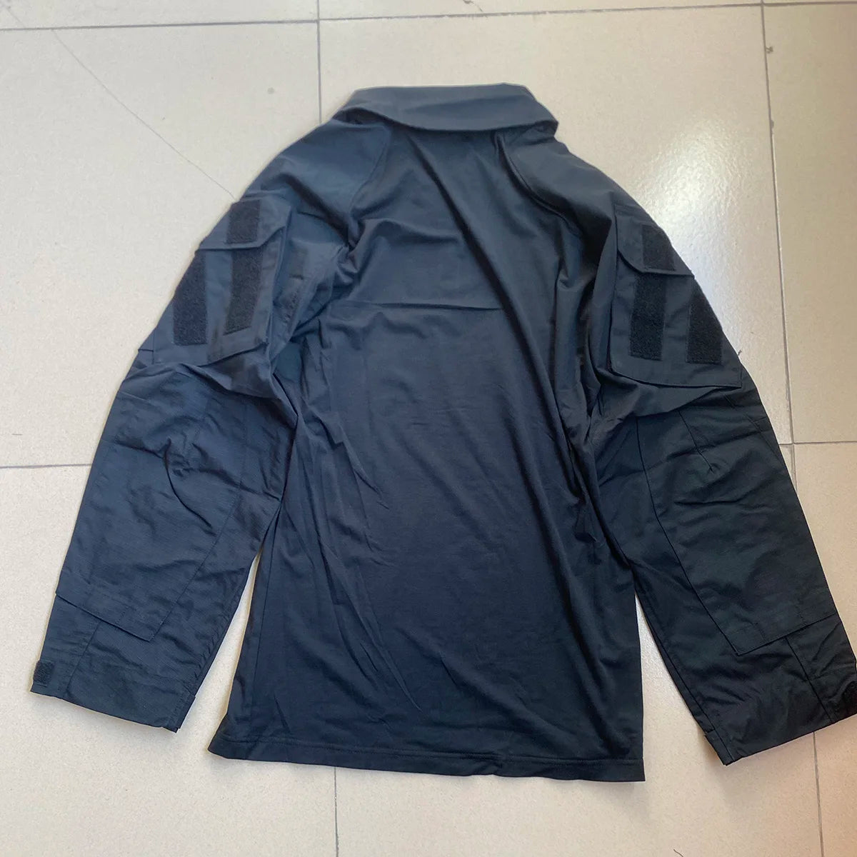 Completo mimetico uomo con maglia e pantaloni
